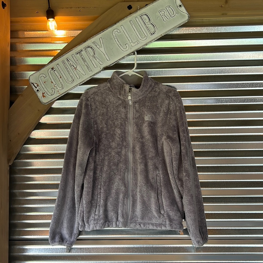 North face large woman’s soft fleece jacket in grey. Super comfy!!